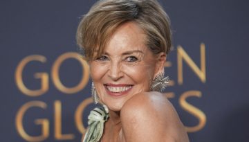Στα 67 της, η Sharon Stone εντυπωσιάζει το κόκκινο χαλί με κόκκινα χείλη και wavy bob