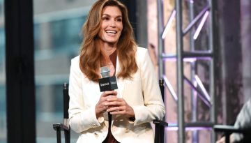 Στην Instagram, η Cindy Crawford σηματοδοτεί την επιστροφή αυτού του εμβληματικού print των 90s