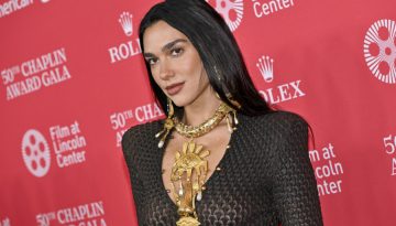 Στο Παρίσι, η Dua Lipa αναβαθμίζει τον sleek κότσο στο απόλυτο effortless χτένισμα