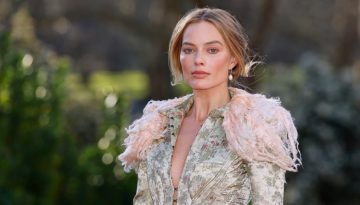Στο Παρίσι, η Margot Robbie επαναφέρει αυτόν τον ξεχασμένο κότσο των 2000s