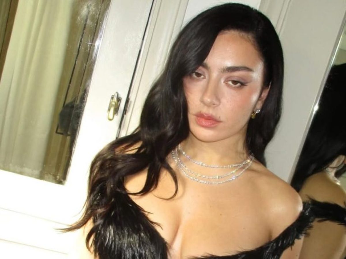 Τα κυματιστά μαλλιά της Charli XCX είναι το επόμενο hair look που θα αντιγράψουμε