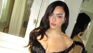 Τα κυματιστά μαλλιά της Charli XCX είναι το επόμενο hair look που θα αντιγράψουμε