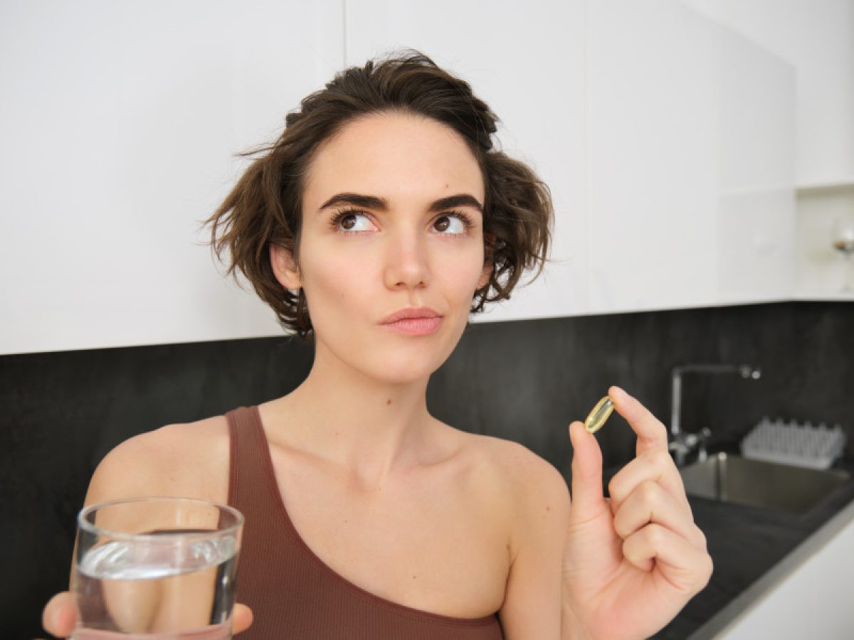 Τι μπορούν (πραγματικά) να κάνουν τα αντιγηραντικά συμπληρώματα για την επιδερμίδα;