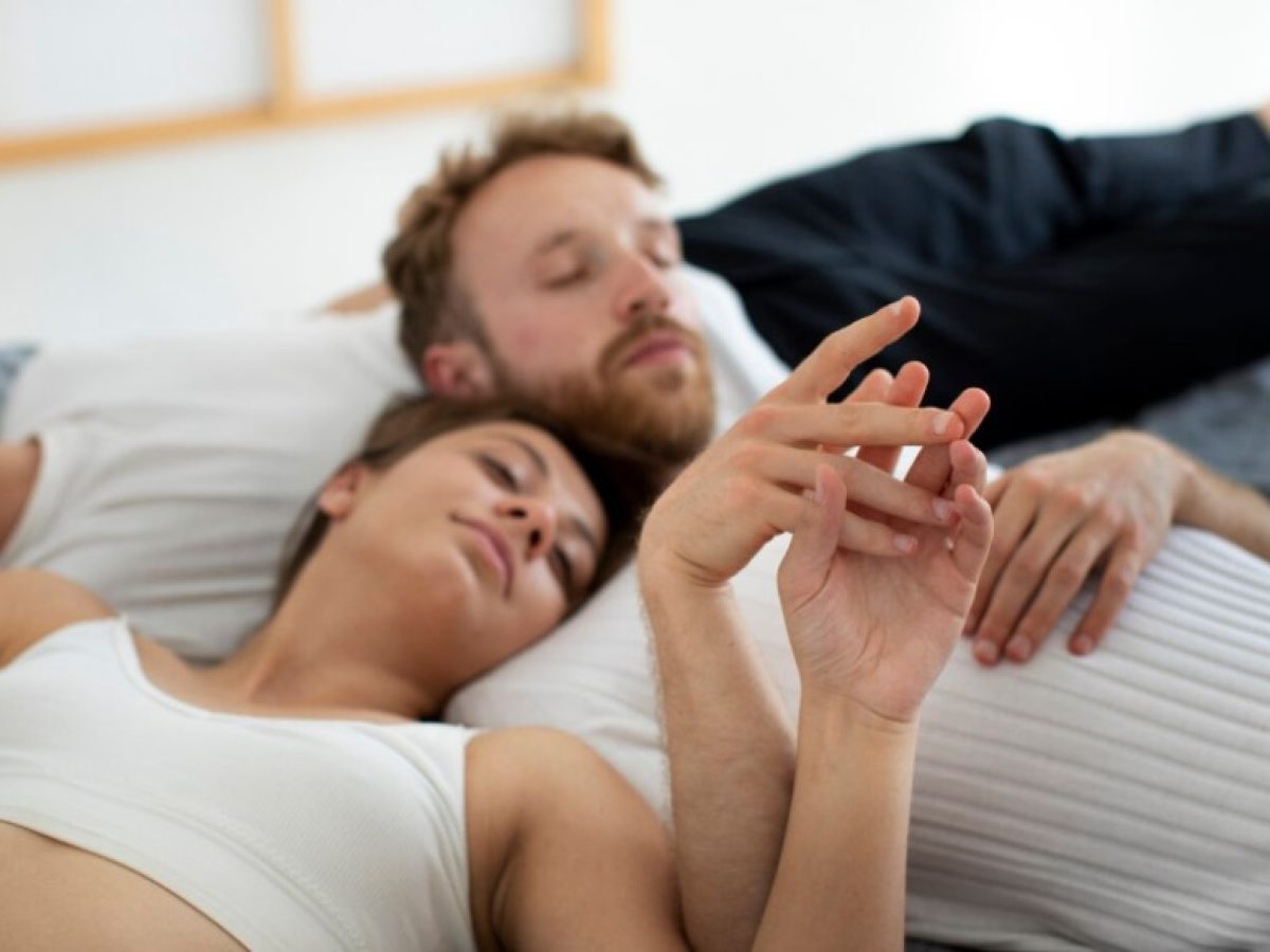 Τι είναι το «cockwarming», αυτή η σεξουαλική πρακτική που εστιάζει στην εγγύτητα και τη σύνδεση με τον/τη σύντροφο;