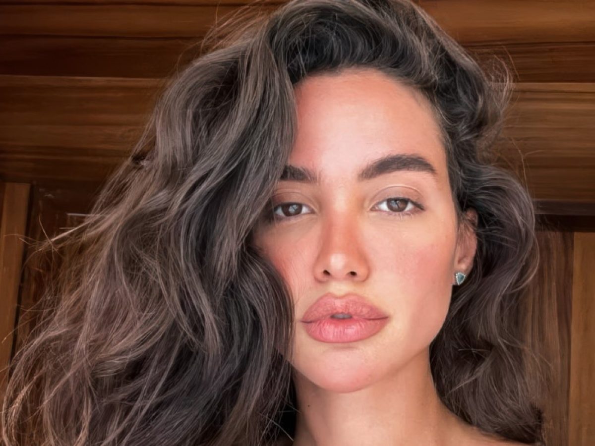 Το beauty tip που κάνει τα μαλλιά να δείχνουν φρεσκοβαμμένα σε δευτερόλεπτα