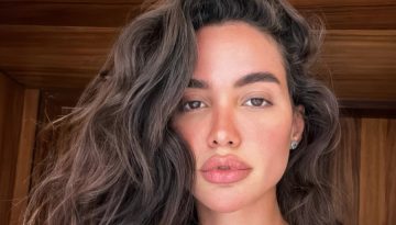 Το beauty tip που κάνει τα μαλλιά να δείχνουν φρεσκοβαμμένα σε δευτερόλεπτα