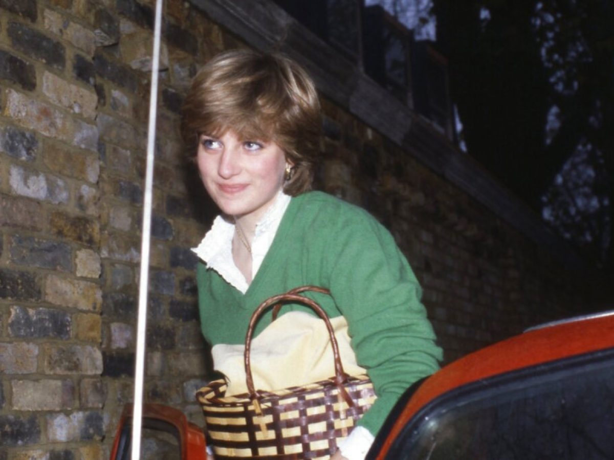 Το εμβληματικό φούτερ που φορούσε η Lady Diana επανακυκλοφορεί σαράντα χρόνια μετά την πρώτη του εμφάνιση