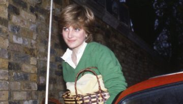 Το εμβληματικό φούτερ που φορούσε η Lady Diana επανακυκλοφορεί σαράντα χρόνια μετά την πρώτη του εμφάνιση