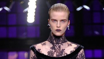 Το μαύρο κραγιόν επιστρέφει: Στο show του Roberto Cavalli είδαμε το απόλυτο dark romance look – Θα το τολμήσεις;