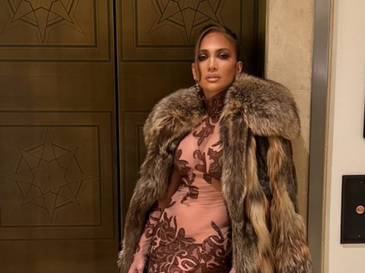 Το τελευταίο beauty look της Jennifer Lopez είναι μια ωδή στο Bridgerton