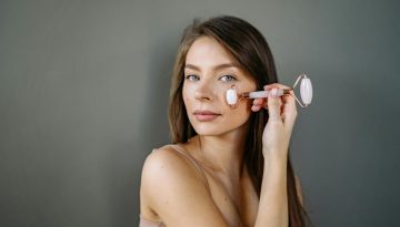 Το θεϊκό tip για να σταματήσει να… τραβάει το δέρμα μας μετά τον χειμώνα
