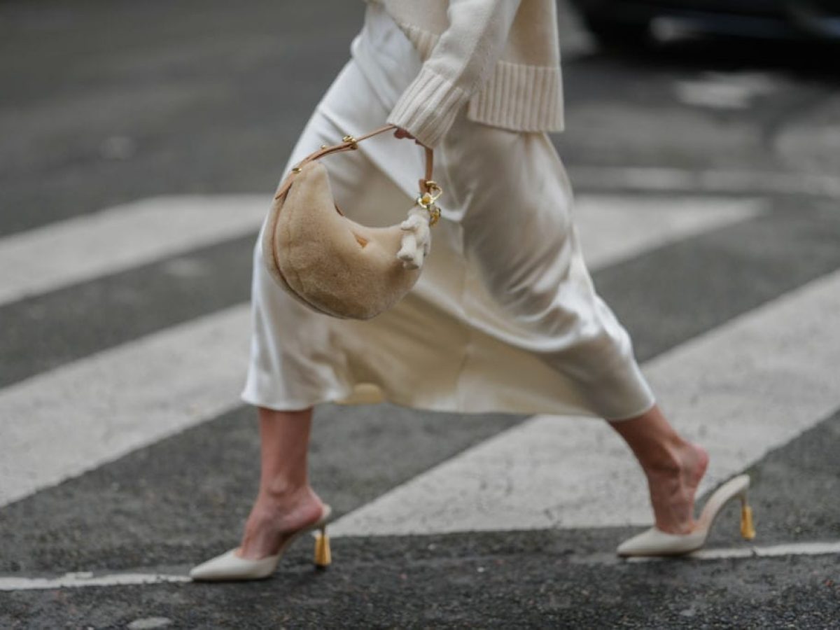 30, 40 ή 50: Η σατέν φούστα είναι το κοινό μας μυστικό!