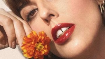 4 lip gloss που δίνουν juicy λάμψη στα χείλη την άνοιξη