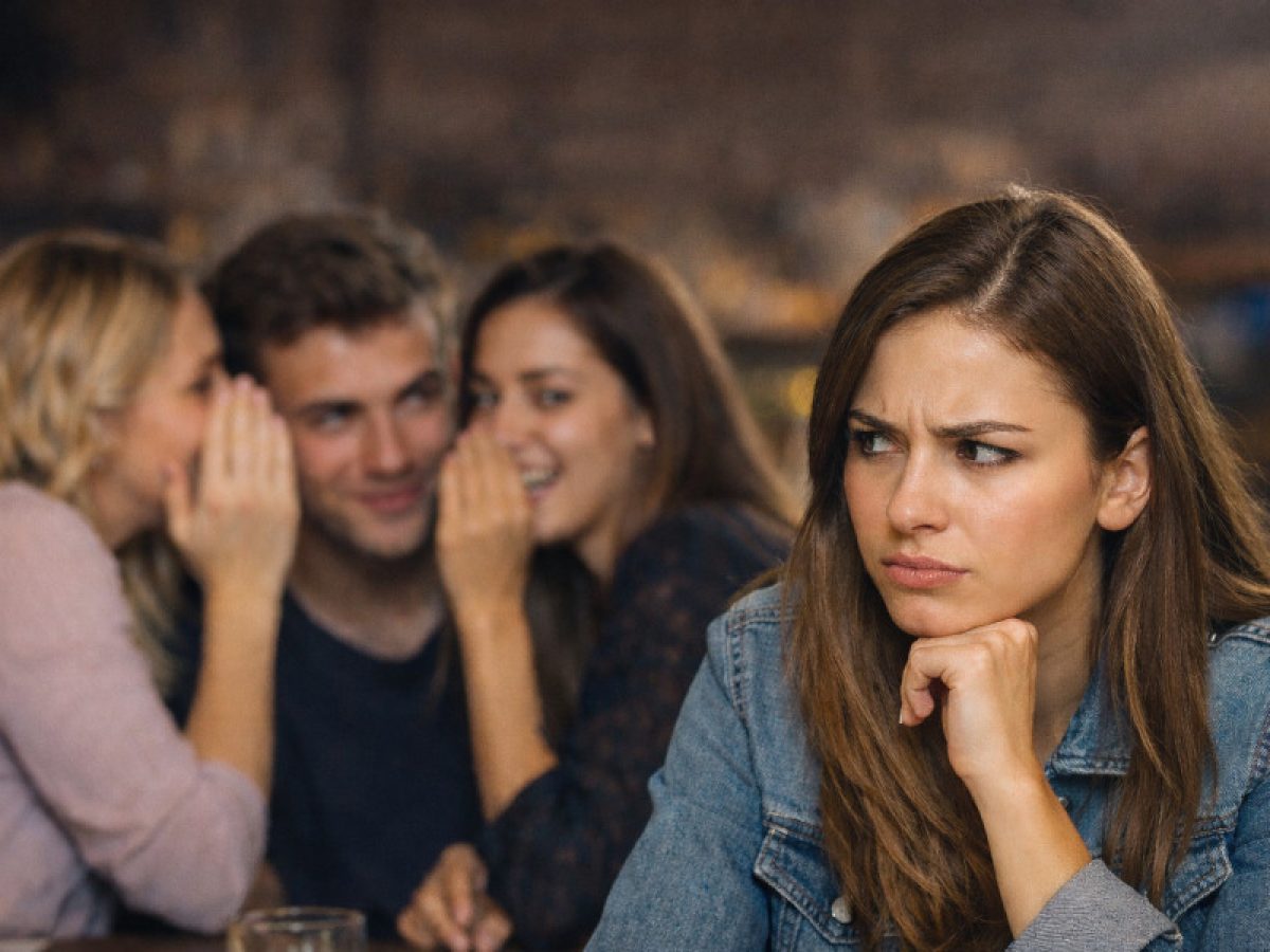 5+1 τρόποι να καταλάβεις αν κάποιος από την παρέα σου σε «θάβει» πίσω από την πλάτη σου