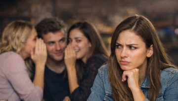 5+1 τρόποι να καταλάβεις αν κάποιος από την παρέα σου σε «θάβει» πίσω από την πλάτη σου