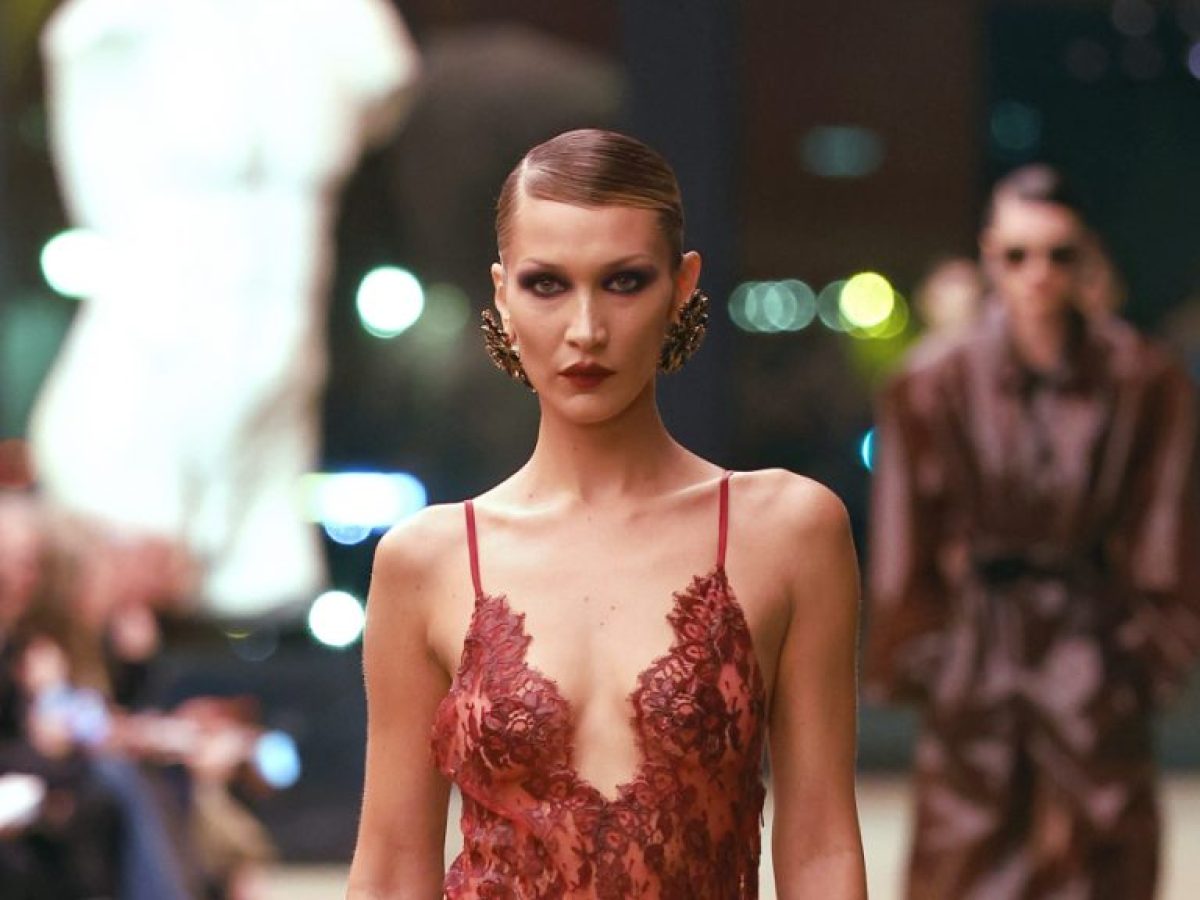 60 χρόνια από το εμβληματικό «Le Smoking», ο Anthony Vaccarello αναδεικνύει τη σύγχρονη σιλουέτα και τον αισθησιασμό του σήμερα