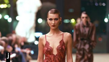 60 χρόνια από το εμβληματικό «Le Smoking», ο Anthony Vaccarello αναδεικνύει τη σύγχρονη σιλουέτα και τον αισθησιασμό του σήμερα