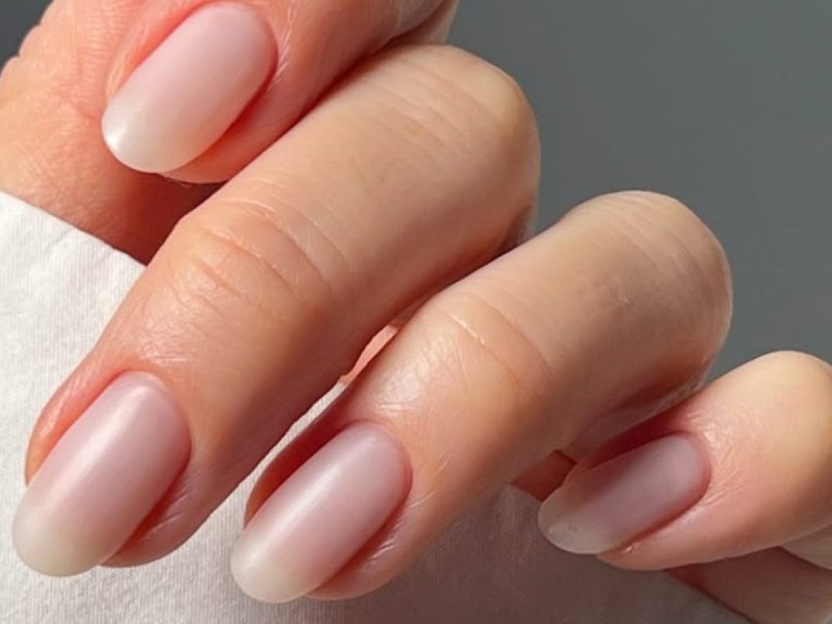 Blurred nails: H πιο μίνιμαλ τάση της άνοιξης που θα λατρέψετε