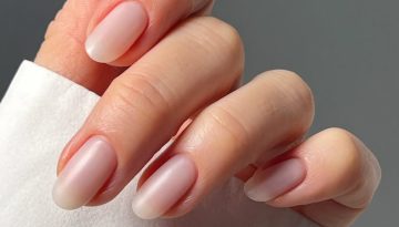 Blurred nails: H πιο μίνιμαλ τάση της άνοιξης που θα λατρέψετε