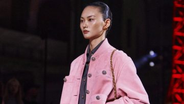 Bomber jacket: Το πιο cool πανωφόρι της σεζόν έχει το ΟΚ της Chanel