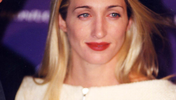Carolyn Bessette-Kennedy: Το μυστικό πίσω από το «παιδικό» ξανθό των μαλλιών της
