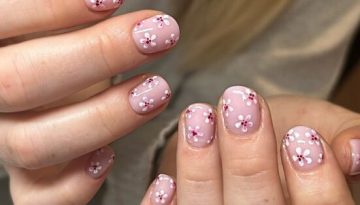 «Cherry Blossom Nails»: Το manicure της Hailey Bieber που θα κυριαρχήσει στις ανοιξιάτικες τάσεις