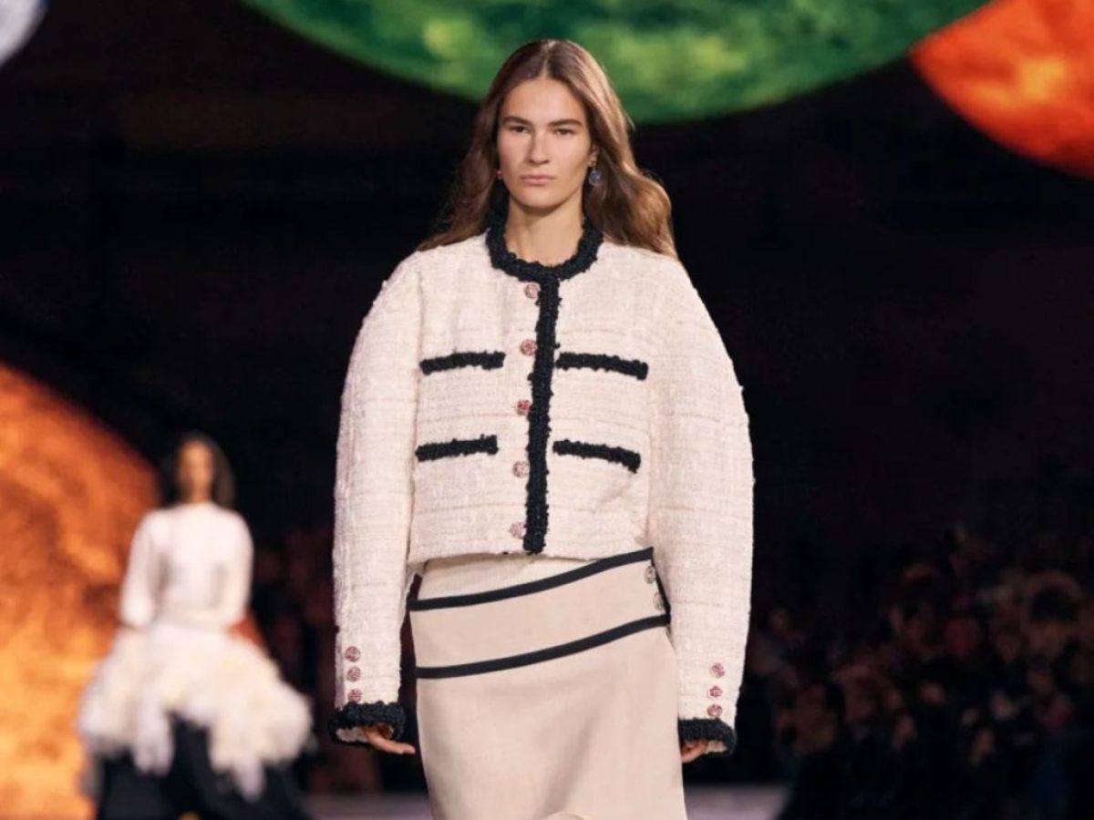 Cropped Tweed Jacket: Το σακάκι που κάνει το τζιν να μοιάζει παριζιάνικο