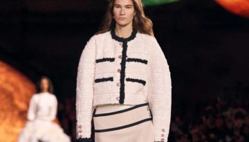 Cropped Tweed Jacket: Το σακάκι που κάνει το τζιν να μοιάζει παριζιάνικο
