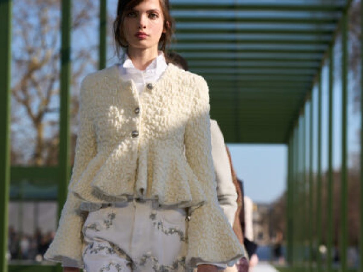 Dior Fall/Winter 2026: Ρούχα φτιαγμένα για μια κομψή βόλτα στο παριζιάνικο φως