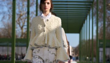 Dior Fall/Winter 2026: Ρούχα φτιαγμένα για μια κομψή βόλτα στο παριζιάνικο φως