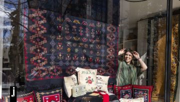 H &Alpha;&lambda;&epsilon;&xi;ά&nu;&delta;&rho;&alpha; &Nu;&epsilon;&omicron;&phi;ύ&tau;&omicron;&upsilon; &sigma;&tau;&omicron; Jennygr: &laquo;&Eta; &pi;&alpha;&rho;ά&delta;&omicron;&sigma;&eta; &delta;&epsilon;&nu; &epsilon;ί&nu;&alpha;&iota; &kappa;ά&tau;&iota; &xi;έ&nu;&omicron;, &epsilon;ί&mu;&alpha;&sigma;&tau;&epsilon; &epsilon;&mu;&epsilon;ί&sigmaf; &omicron;&iota; ί&delta;&iota;&omicron;&iota; &kappa;&alpha;&iota; &tau;&eta; &phi;έ&rho;&omicron;&upsilon;&mu;&epsilon; &mu;έ&sigma;&alpha; &mu;&alpha;&sigmaf;&raquo;