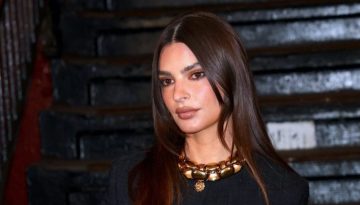 H Emily Ratajkowski συνδυάζει το smoky eye με την πιο δροσερή απόχρωση στα χείλη