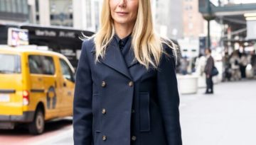H Gwyneth Paltrow συμπλήρωσε το σκούρο μπλε σύνολό της με peep-toe mules