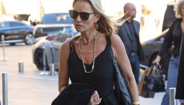 H Kate Moss συνδυάζει maxi διάφανο φόρεμα με ballet flats