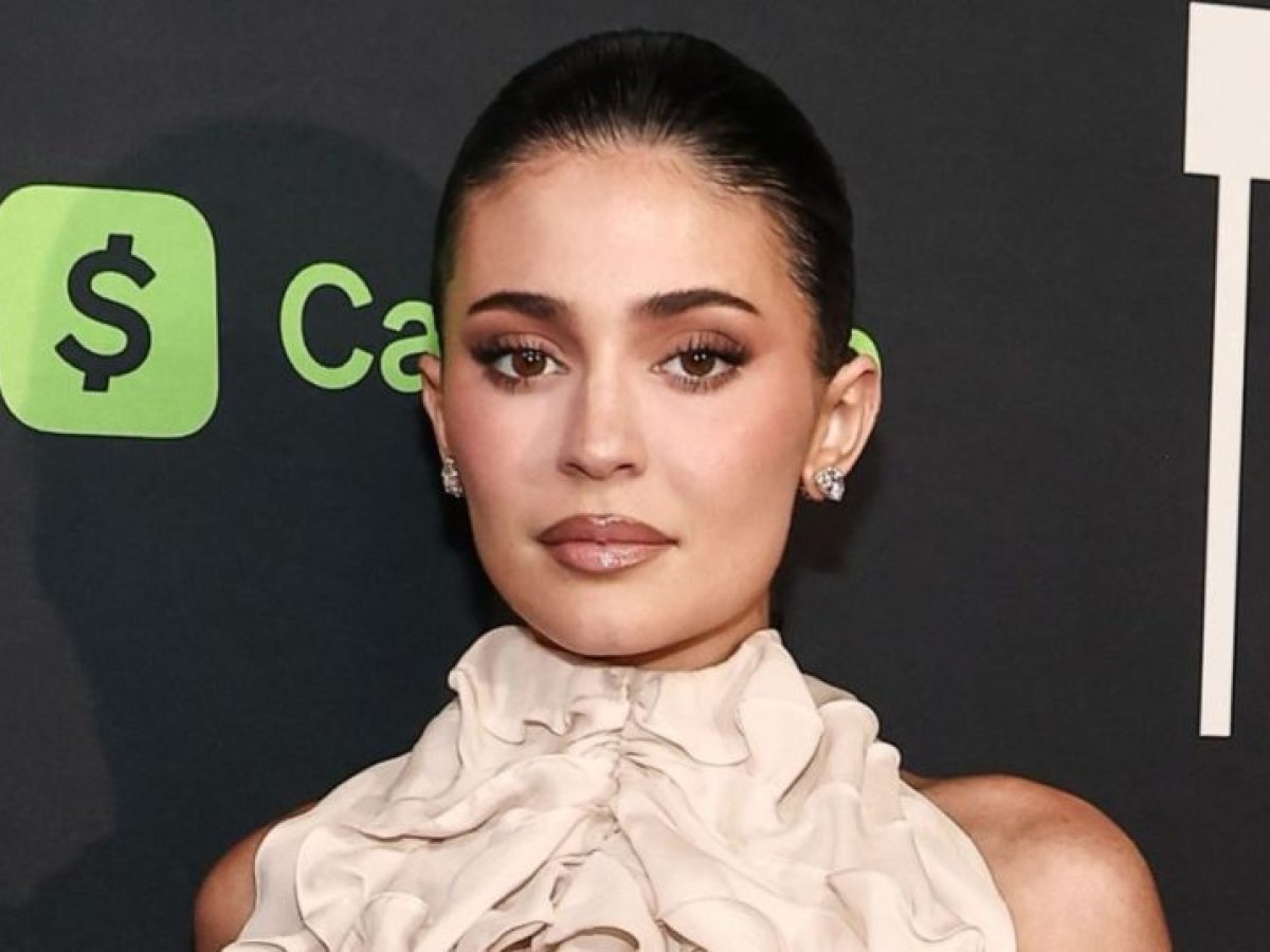 H Kylie Jenner ποζάρει με αποχρωματισμένα φρύδια αποδεικνύοντας πως αυτό το beauty statement παραμένει στα trends