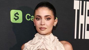 H Kylie Jenner ποζάρει με αποχρωματισμένα φρύδια αποδεικνύοντας πως αυτό το beauty statement παραμένει στα trends