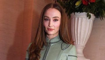 H Sophie Turner δεν είναι πλέον ξανθιά και η νέα της καστανή απόχρωση είναι τέλεια για την άνοιξη