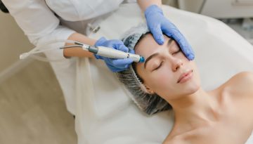 Hydrafacial: Πόσες συνεδρίες χρειάζονται πραγματικά για να αποκτήσετε λαμπερή επιδερμίδα;