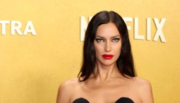 Irina Shayk: Στα Actor Awards υιοθέτησε το πιο εντυπωσιακό old Hollywood glam beauty look της βραδιάς