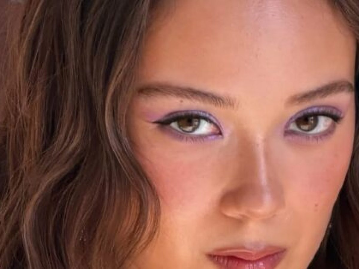 «Lilac eyes»: Το πιο φρέσκο makeup trend που υιοθετούν οι celebrities αυτή την άνοιξη