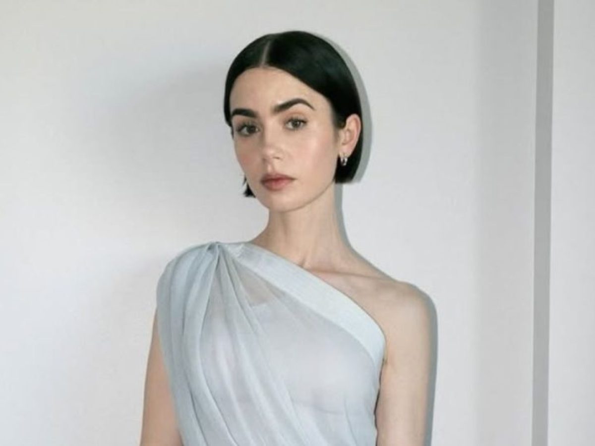 Lily Collins: &Alpha;&pi;&omicron;&kappa;&alpha;&lambda;ύ&pi;&tau;&epsilon;&iota; &gamma;&iota;&alpha;&tau;ί &beta;&lambda;έ&pi;&epsilon;&iota; &tau;&alpha; &mu;&alpha;&lambda;&lambda;&iota;ά &omega;&sigmaf; &sigma;ύ&mu;&beta;&omicron;&lambda;&omicron; &alpha;&lambda;&lambda;&alpha;&gamma;ή&sigmaf; &kappa;&alpha;&iota; &alpha;&upsilon;&tau;&omicron;&pi;&epsilon;&pi;&omicron;ί&theta;&eta;&sigma;&eta;&sigmaf;