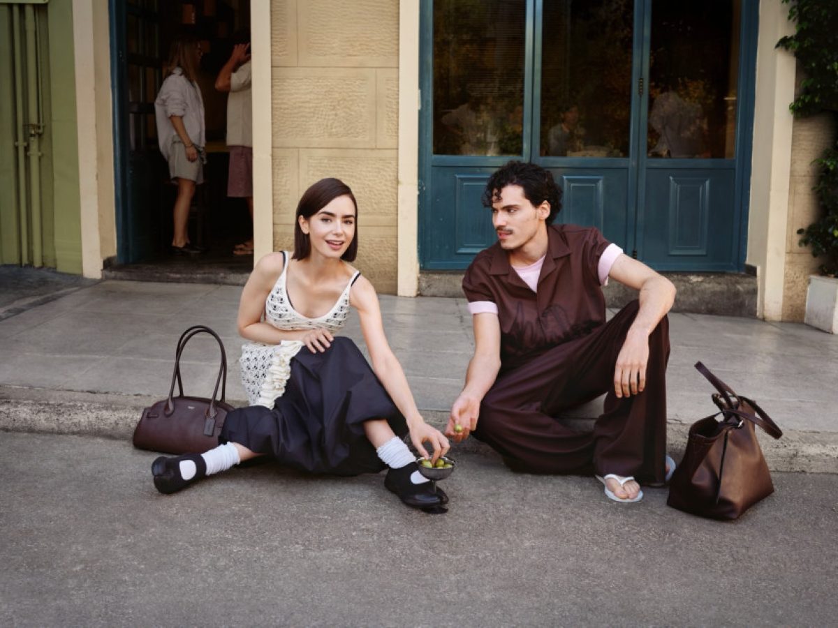 Lily Collins: Κυκλοφόρησε η καμπάνια που γύρισε στα Πετράλωνα και τη Νέα Μάκρη