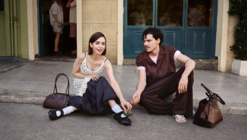 Lily Collins: Κυκλοφόρησε η καμπάνια που γύρισε στα Πετράλωνα και τη Νέα Μάκρη