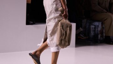 Loafer mules: Η τάση στα παπούτσια που θα βλέπουμε παντού αυτή την άνοιξη
