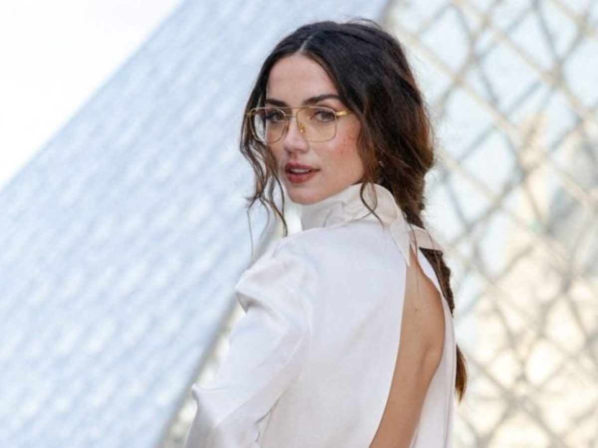 Louis Vuitton: &lsquo;&Epsilon;&phi;&tau;&alpha;&sigma;&epsilon; &eta; &epsilon;&pi;&omicron;&chi;ή &tau;&omega;&nu; boho braids &kappa;&alpha;&iota; &eta; Ana de Armas έ&kappa;&alpha;&nu;&epsilon; &tau;&eta;&nu; &alpha;&rho;&chi;ή