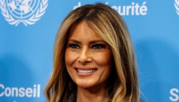 Melania Trump: &Alpha;&pi;&omicron;&delta;&epsilon;&iota;&kappa;&nu;ύ&epsilon;&iota; ό&tau;&iota; &tau;&alpha; &mu;&alpha;&kappa;&rho;&iota;ά &kappa;&upsilon;&mu;&alpha;&tau;&iota;&sigma;&tau;ά &mu;&alpha;&lambda;&lambda;&iota;ά &tau;&alpha;&iota;&rho;&iota;ά&zeta;&omicron;&upsilon;&nu; &alpha;&pi;ό&lambda;&upsilon;&tau;&alpha; &mu;&epsilon; &tau;&omicron; office look