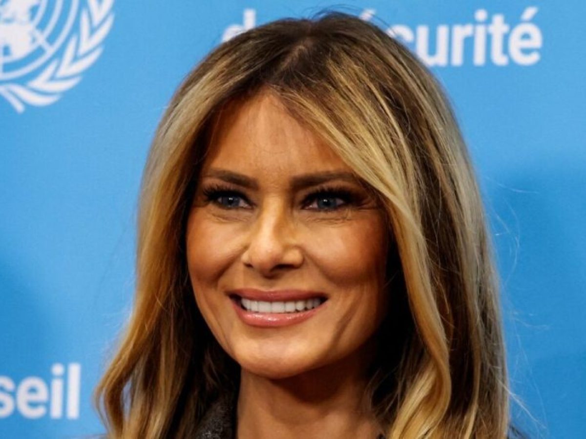 Melania Trump: Αποδεικνύει ότι τα μακριά κυματιστά μαλλιά ταιριάζουν απόλυτα με το office look