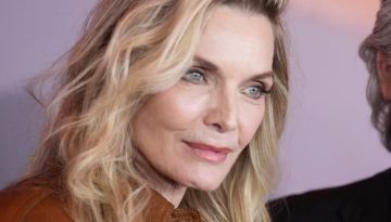 Michelle Pfeiffer: Η εξαιρετικά κομψή εμφάνιση με τζιν και blazer