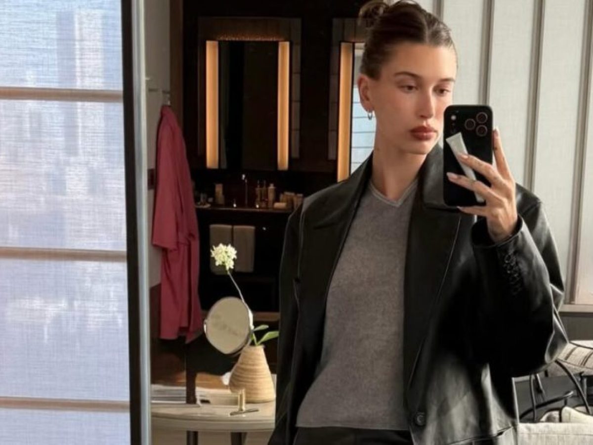Minimal 90s style: Η Hailey Bieber επιβεβαιώνει ότι είναι πιο επίκαιρο από ποτέ