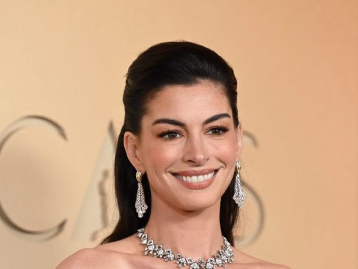 O hairstylist της Anne Hathaway έχει το πιο απίθανο τρικ για λίφτινγκ εφέ